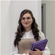 Ho molta esperienza come insegnante privata, e spesso aiuto a correggere le verifiche di una scuola primaria. Come posso aiutarvi?